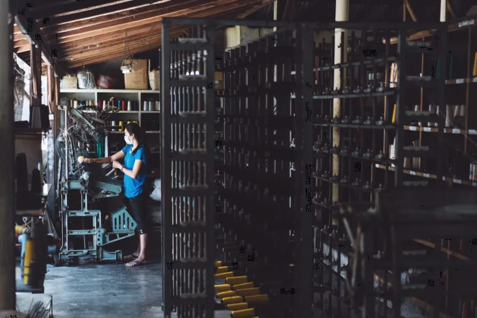 Allée de stockage dans un entrepôt.