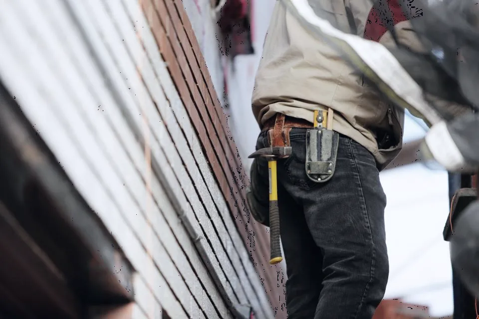 Ceinture porte-outils d’un compagnon sur un chantier.